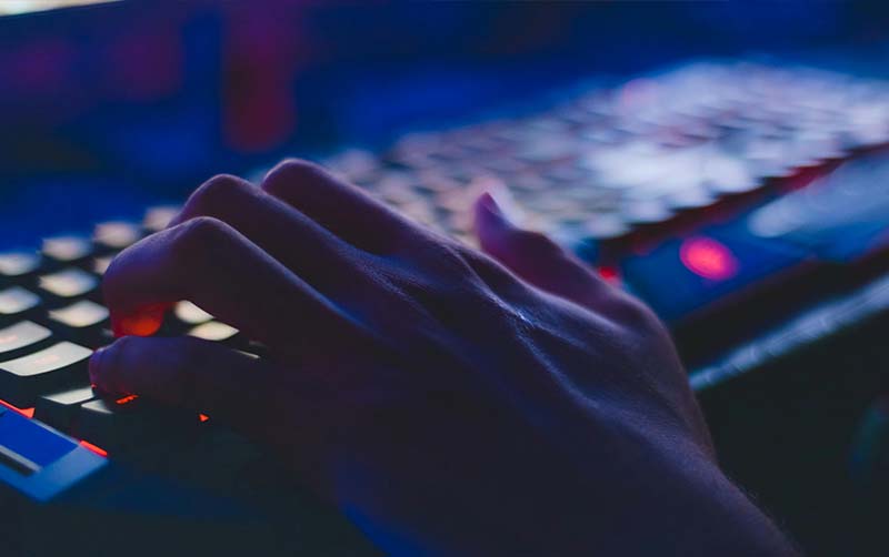 Jak działa reset komputera i jakie elementy systemu usuwa?